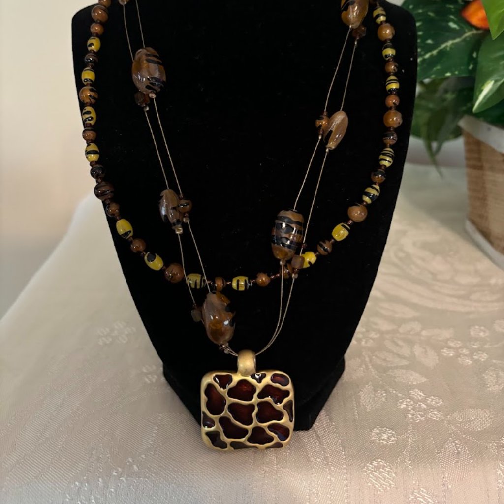 Catherine Tiger Brown Necklace With 3 Strands 20 For Any Occasion 15$